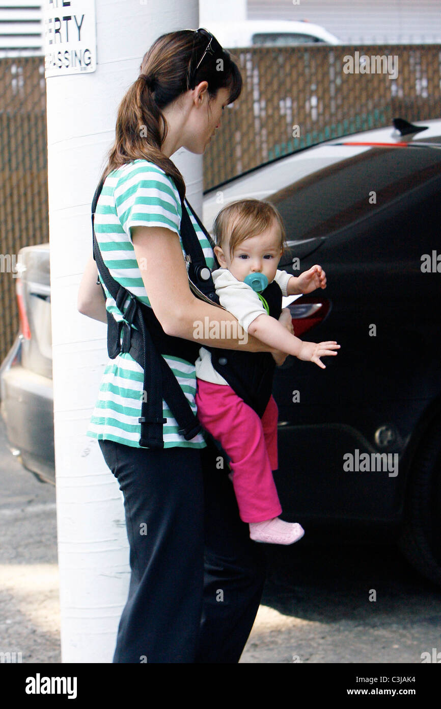 Jennifer Garner Arrives to pick up her daughter from nursery school