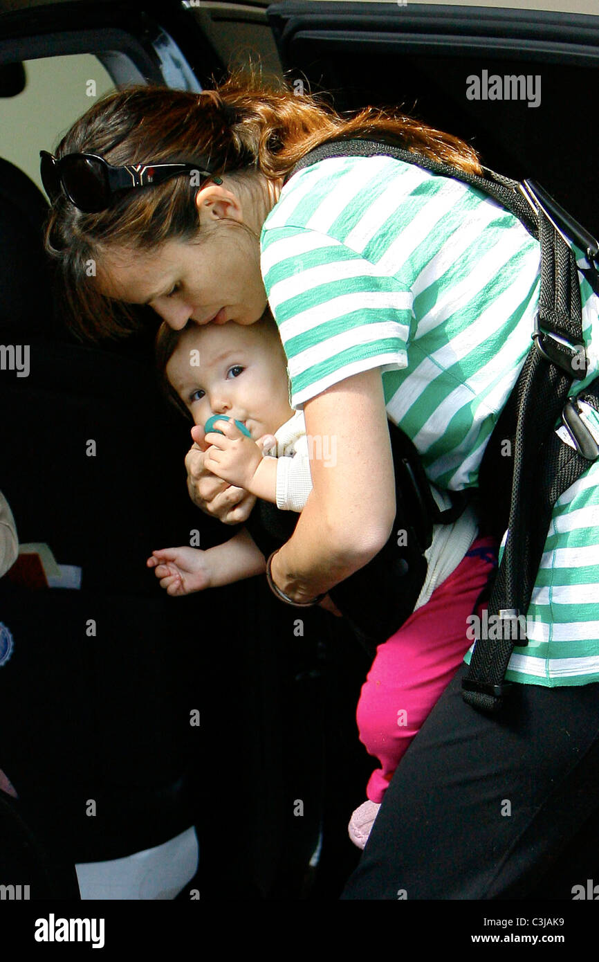 Jennifer Garner Arrives to pick up her daughter from nursery school