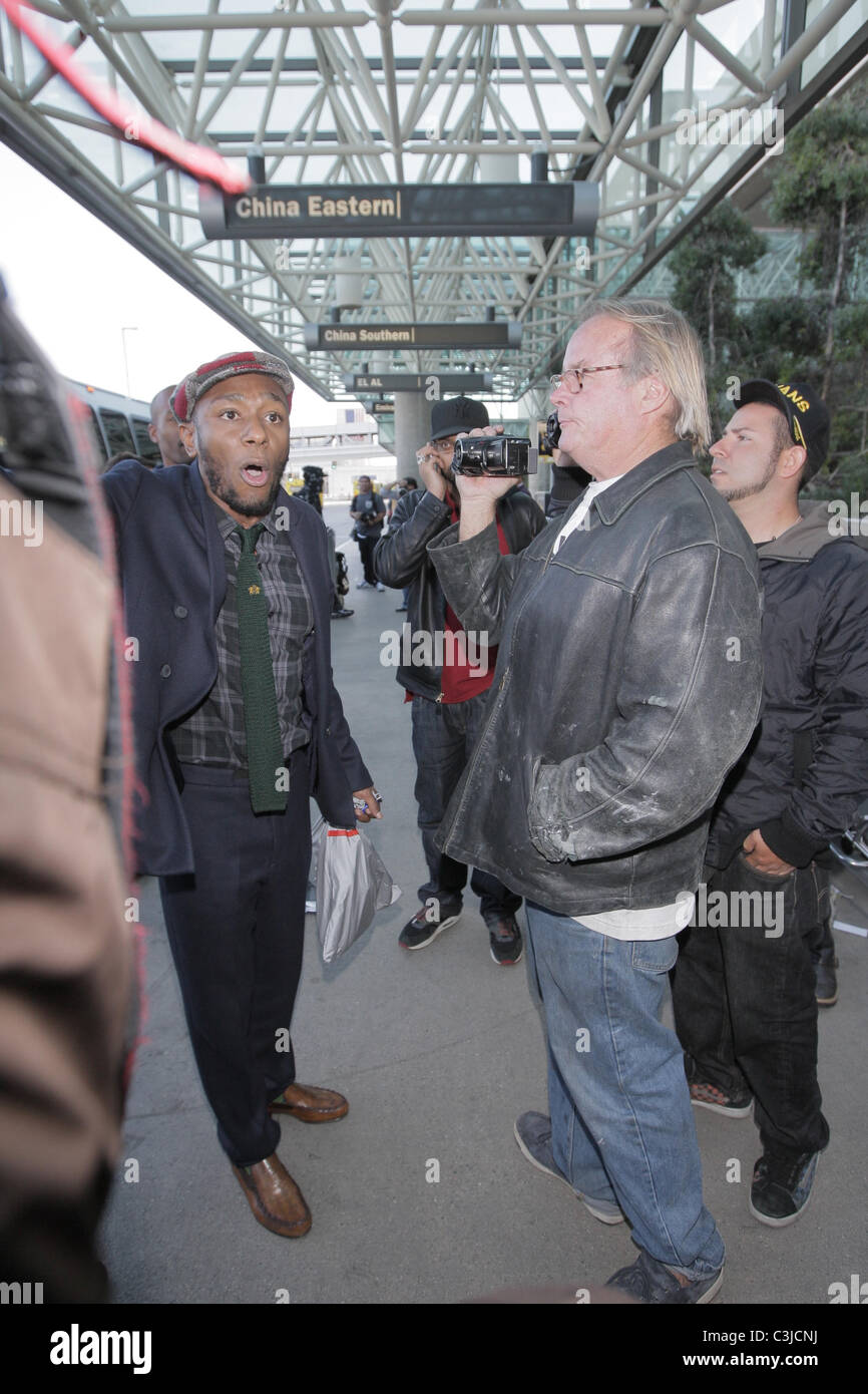 Mos Def getting into a limousine with his family after arriving at LAX  airport Los Angeles, California - 29.10.09 Stock Photo - Alamy