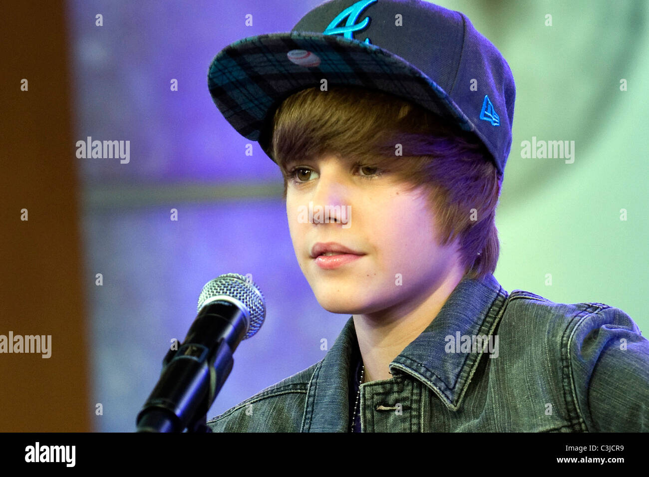 Другой мальчик песня. Джастин Бибер 2006. Justin Bieber 2009. Джастин Бибер 2006 фото. Justin Bieber 2023.