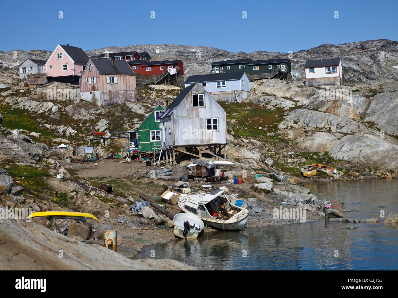 Jägersiedlung Tiniteqilaq im Sermilik-Fjord, Ammassalik-Distrikt, Ostgrönland, Grönland, Dänemark Stock Photo