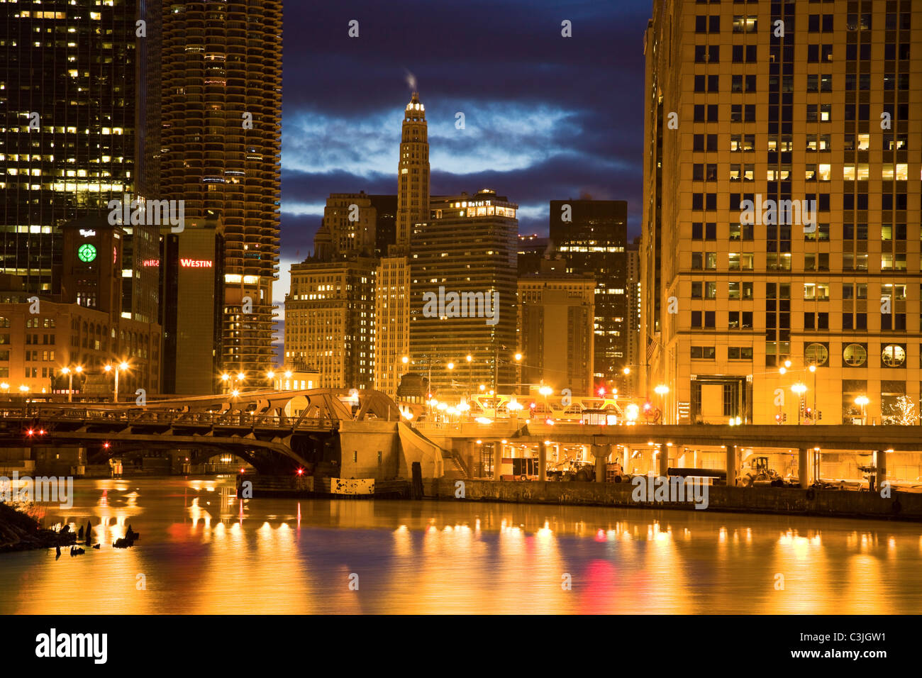 Marina towers chicago at night hi-res stock photography and images - Alamy