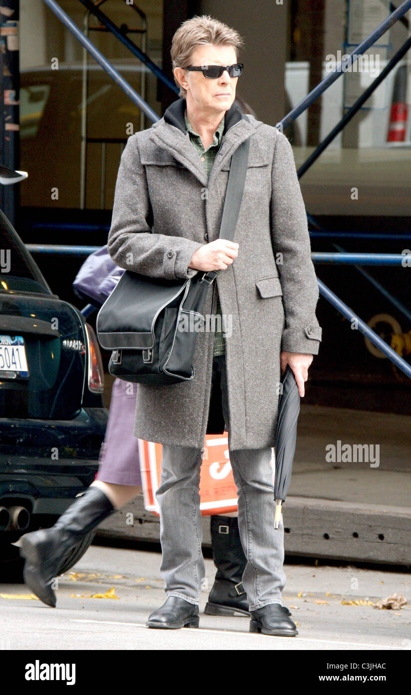 David Bowie walking in Soho while carrying a black messenger bag New York  City, USA - 02.11.09 Anthony Dixon Stock Photo - Alamy