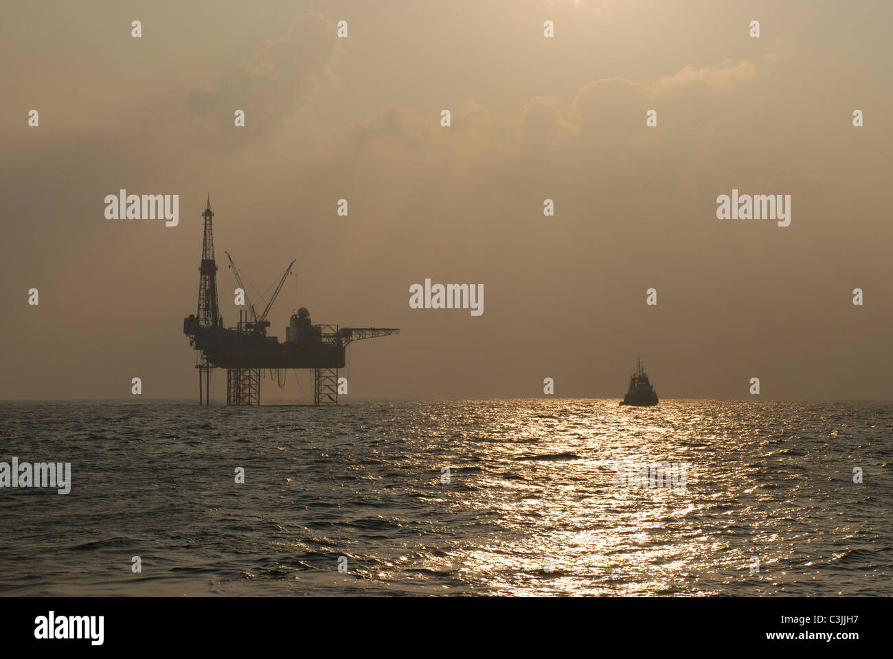 Shady Oil Rig Oil rig offshore hi-res stock photography and images - Alamy