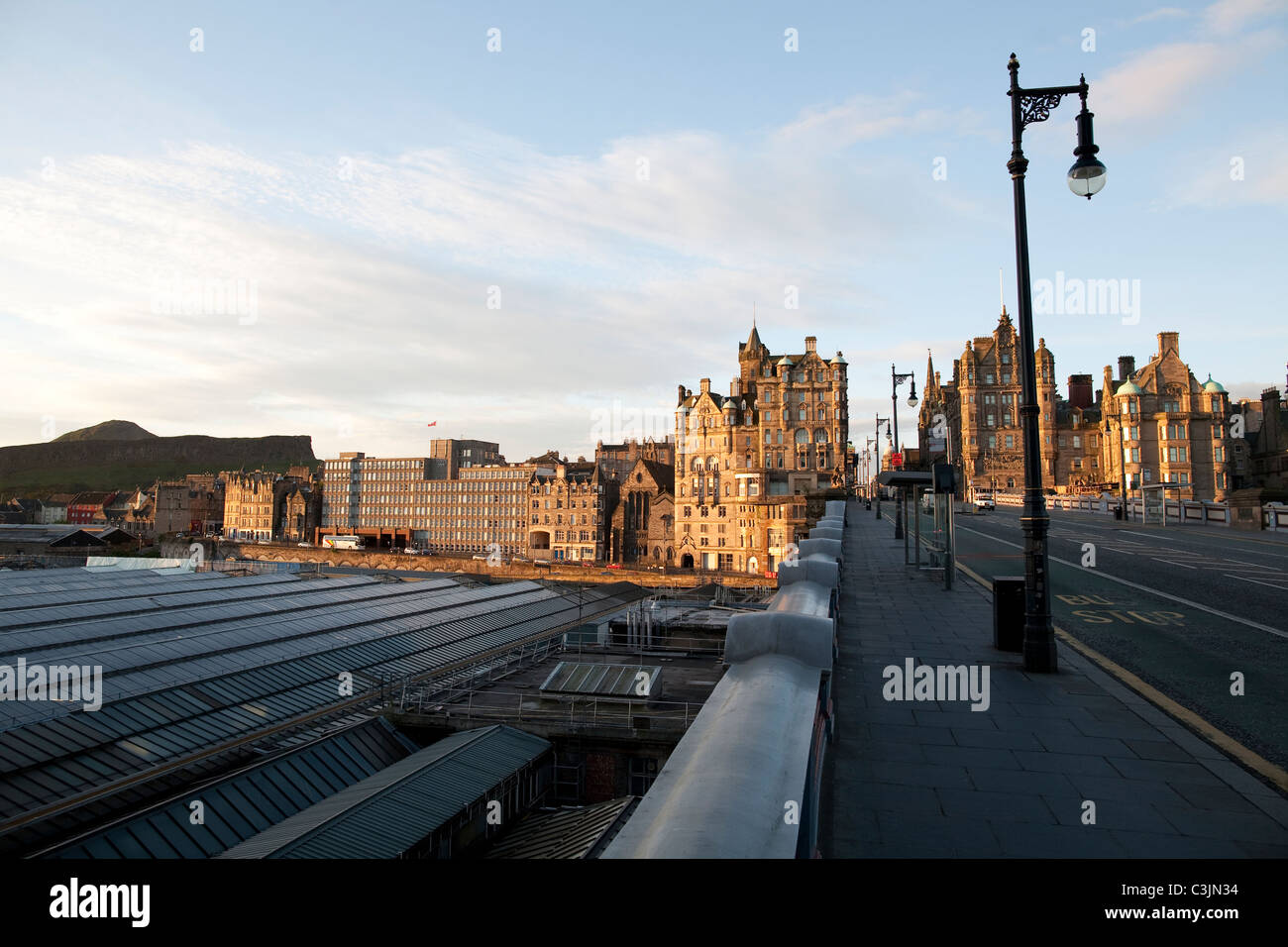 North Bridge linking the Old Town to New Town Edinburgh, Scotland. Photo:Jeff Gilbert Stock Photo