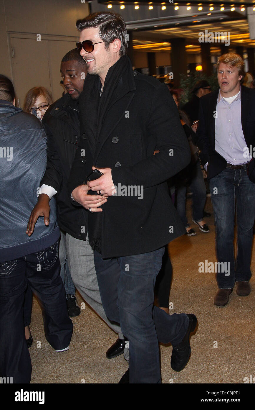 robin-thicke-is-swamped-by-female-fans-as-he-leaves-the-mtv-studios-in