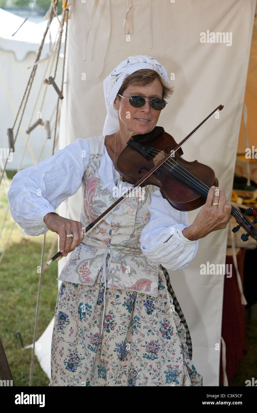 Fiddle Player Playing Hi res Stock Photography And Images Alamy
