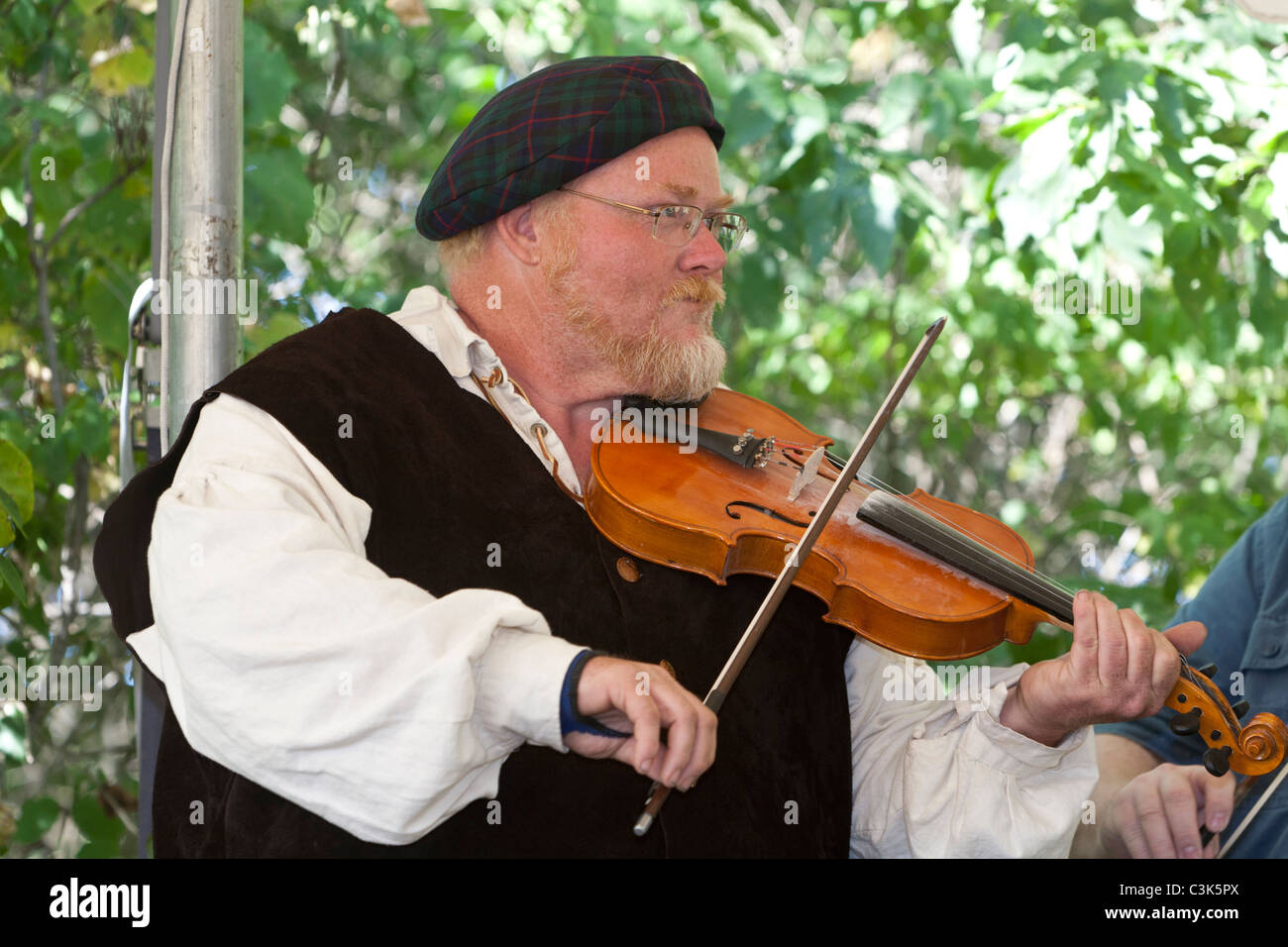 Man playing fiddle Stock Photo Alamy
