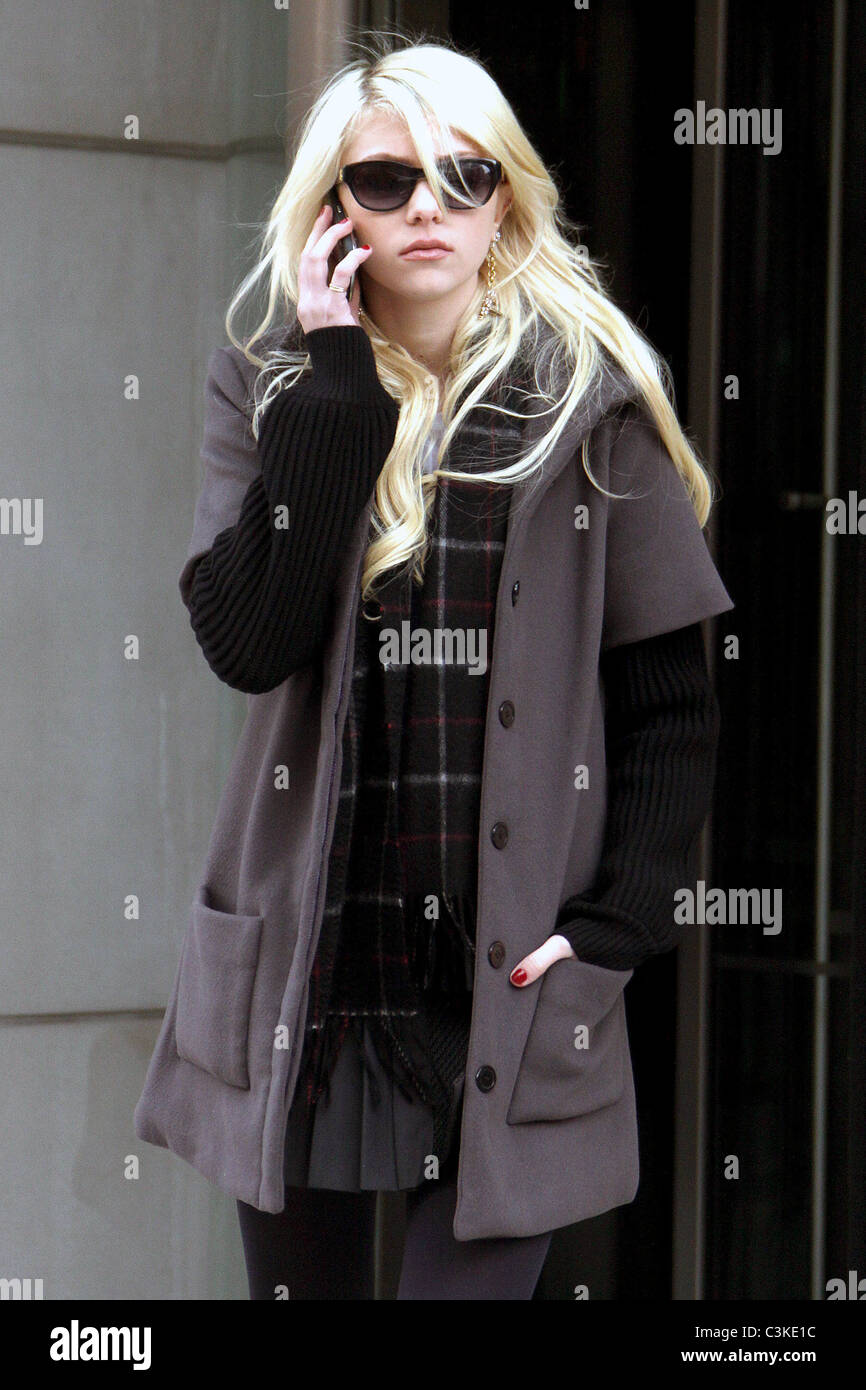 Taylor Momsen on the set of 'Gossip Girl' shooting on location in Manhattan New York City, USA - 02.12.09 Mr Blue/ Stock Photo