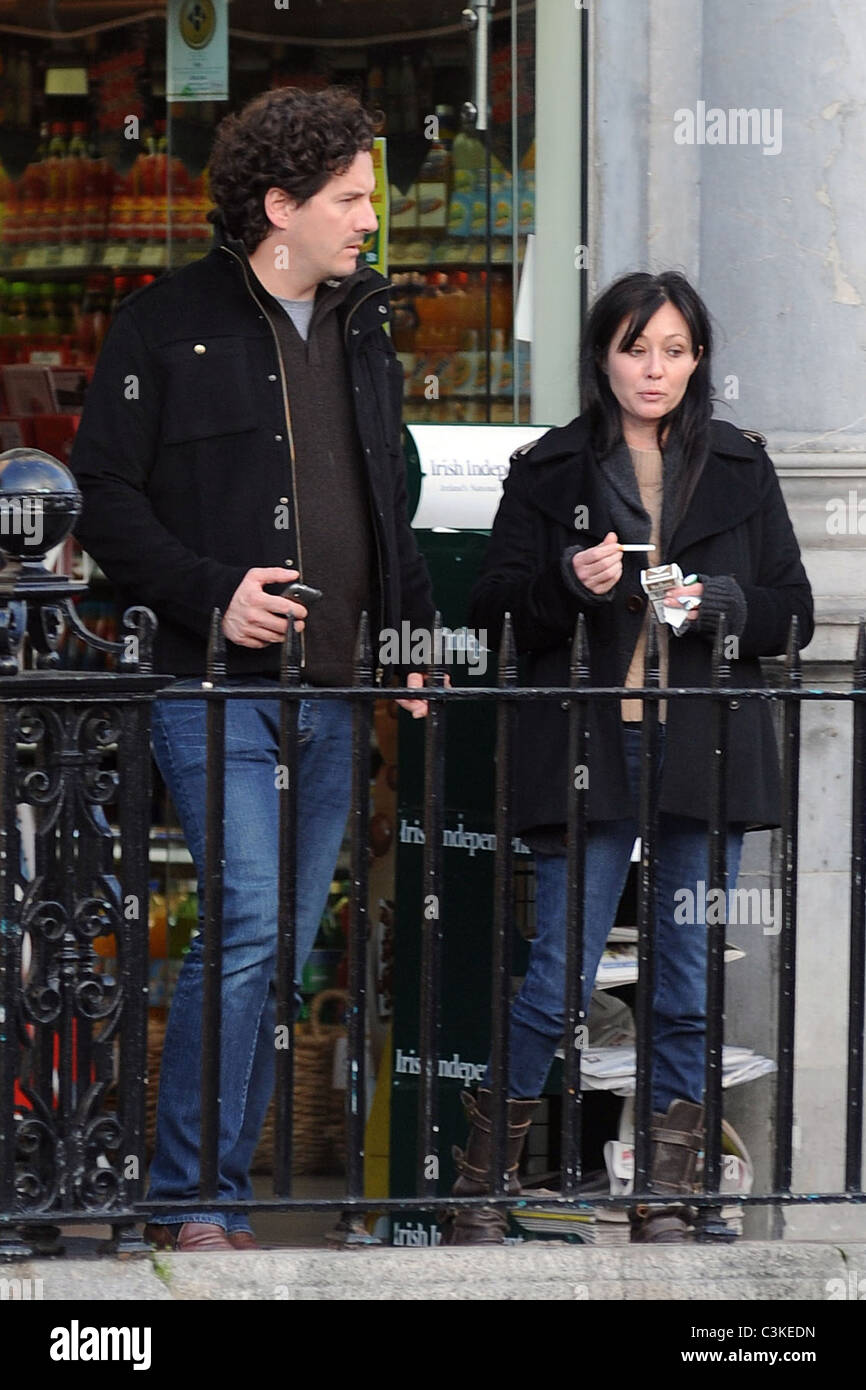 Shannen Doherty smoking a cigarette while walking with her boyfriend ...
