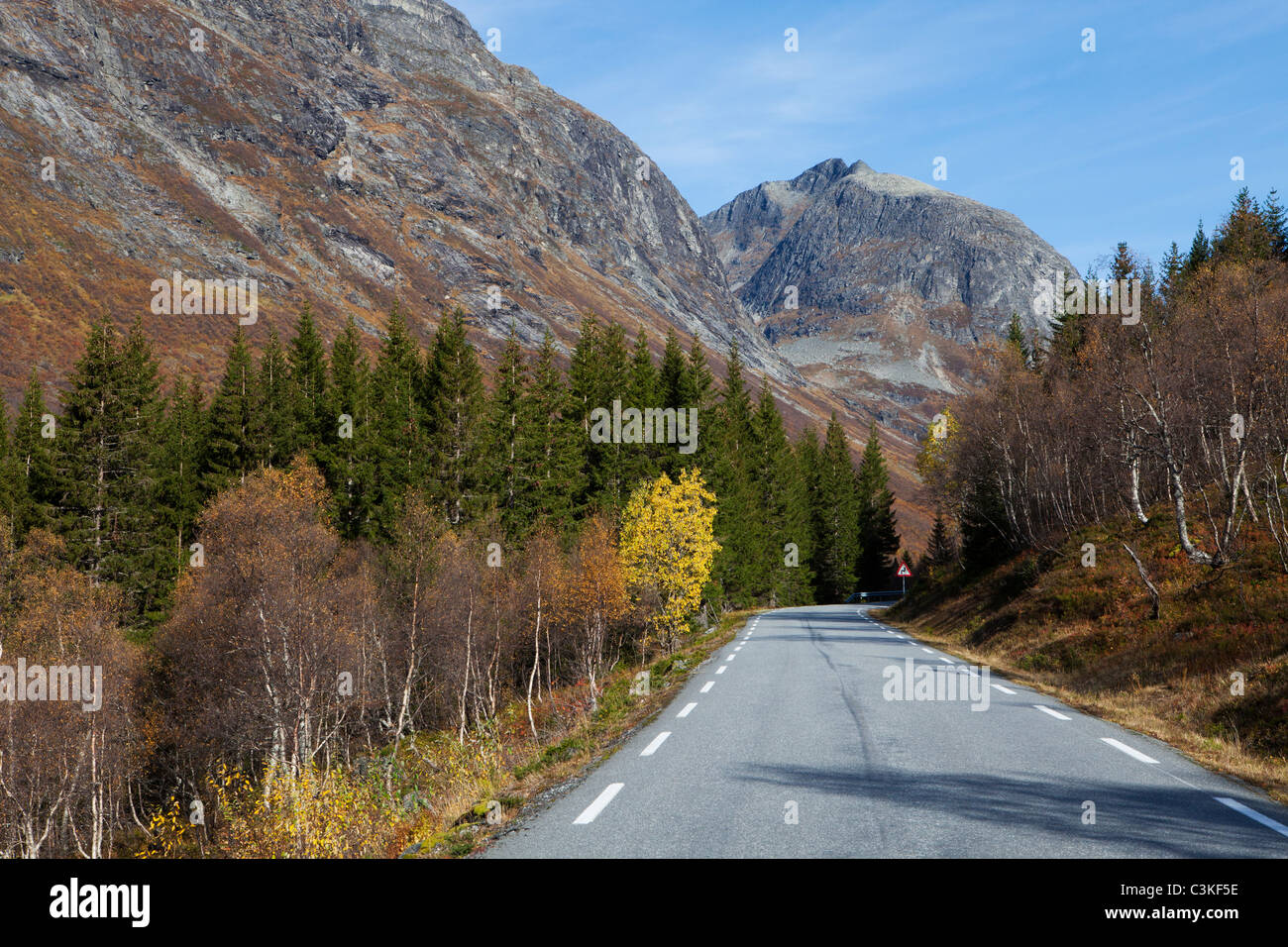 The road from Valldal to Trollstigen and Andalsnes dressed in autumn colors Stock Photo