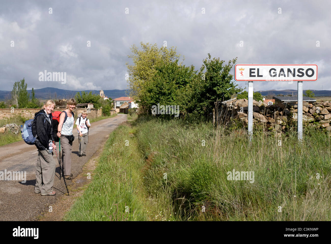 Walkers along the pilgrimage route, El Ganso, Camino de Santiago, Northern Spain Stock Photo Alamy