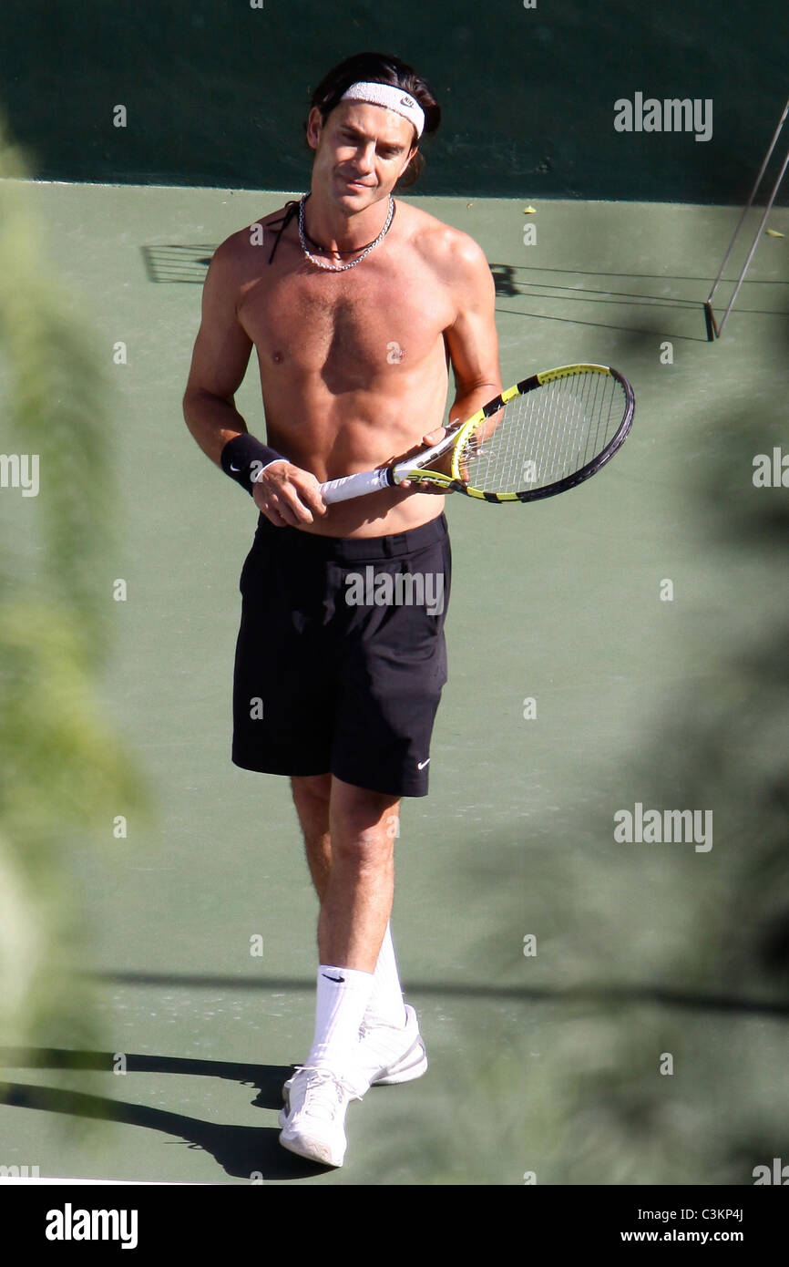 A shirtless Gavin Rossdale playing tennis in Beverly Hills Los Angeles,  California - 25.11.09 Stock Photo - Alamy