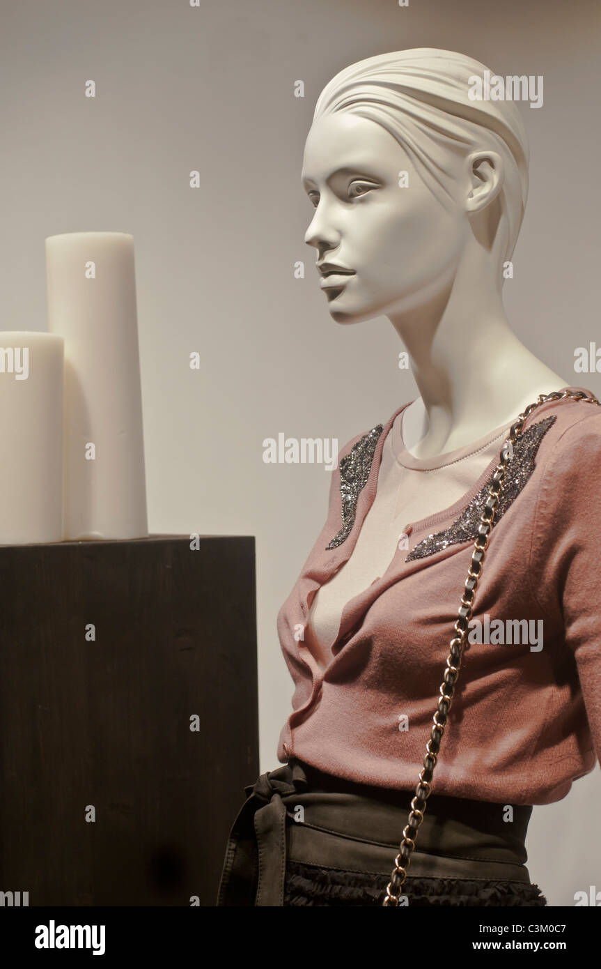 White mannequin hi-res stock photography and images - Alamy