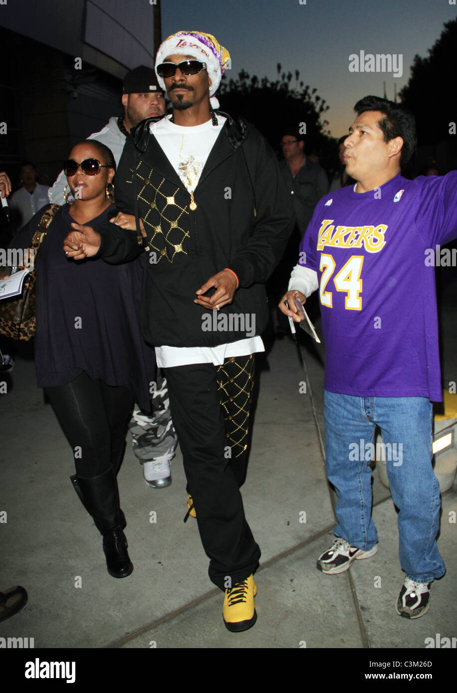 Snoop Dogg arriving at the Staples Center to watch an LA Lakers game. Los  Angeles, California - 25.12.09 Agent 47 Stock Photo - Alamy