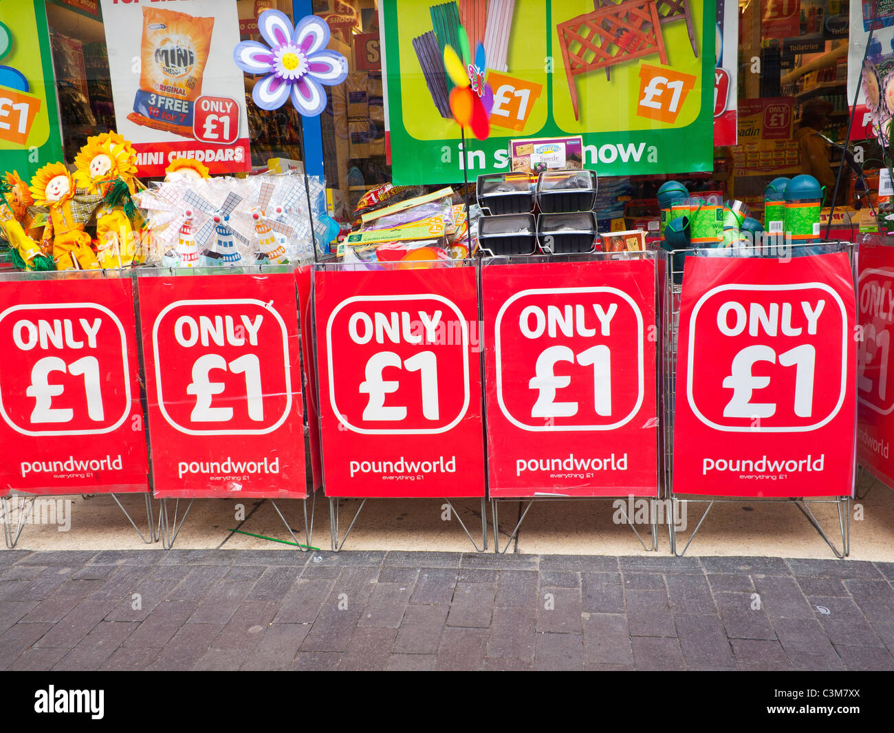 Poundworld retail hires stock photography and images Alamy