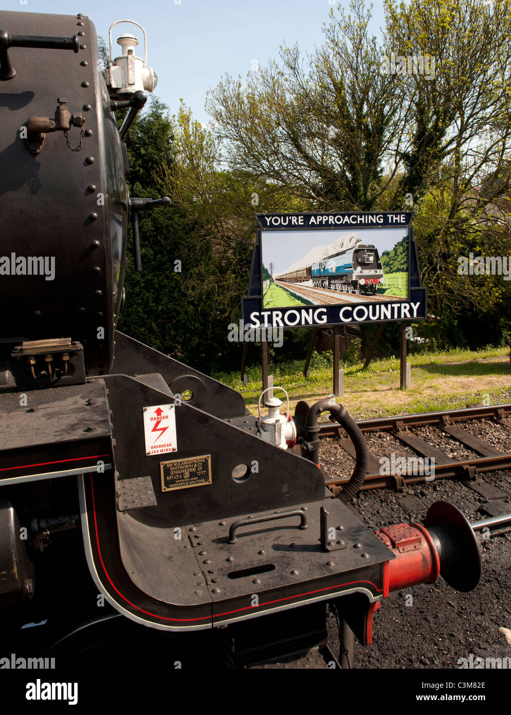 Former LMS Black 5 - no 45379 at Alton Railway Station, Alton, Hampshire, England, UK; with historic advert in background. Stock Photo