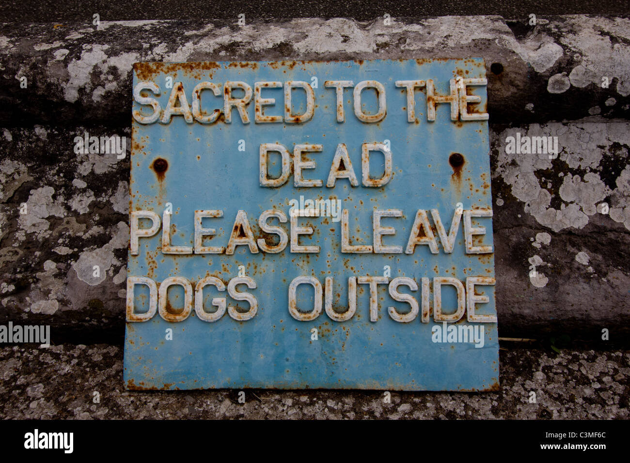 Sacred to the dead - please leave dogs outside Stock Photo