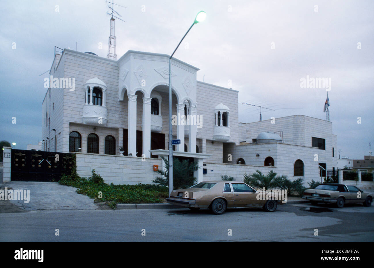 Kuwait City Kuwait Cars Parked Outside House In A Suburb Stock Photo