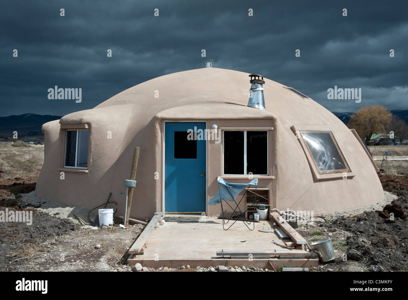 This energy efficient "monolithic dome" house is made using a vinyl dome and layers of foam