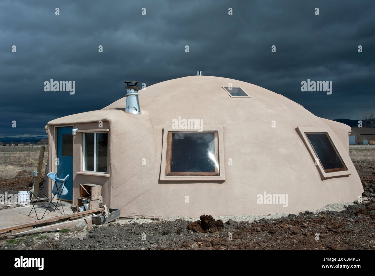 This energy efficient "monolithic dome" house is made using a vinyl dome and layers of foam