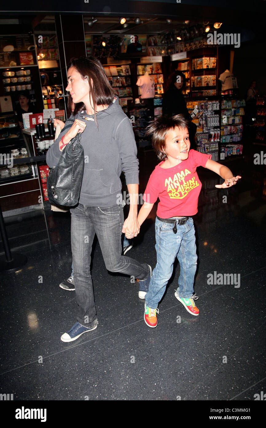 Jennifer Connelly arriving at JFK airport with her children New York City,  USA - 09.09.09 Stock Photo - Alamy