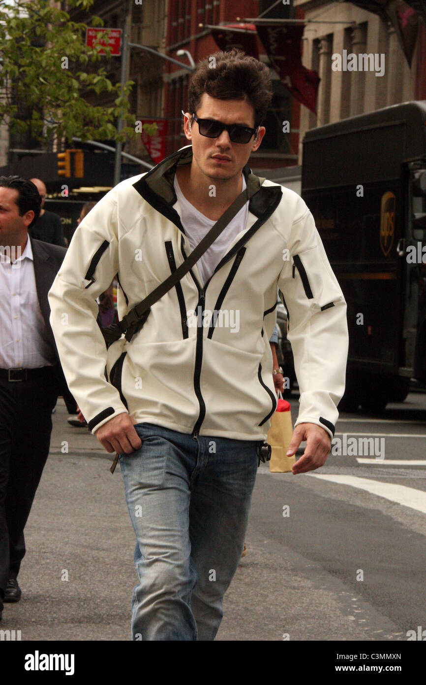 John Mayer seen walking through Soho New York City, USA - 10.09.09 Anthony  Dixon Stock Photo - Alamy