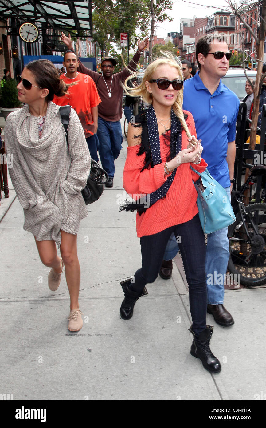 Lindsay Lohan leaving her Manhattan hotel while wearing skinny jeans and  untied black boots New York City, USA - 10.09.09 Stock Photo - Alamy