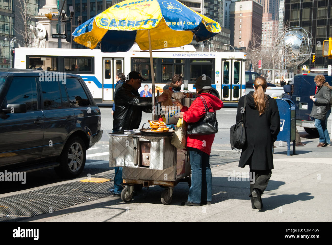 Street vendor New York selling hot dogs Stock Photo Alamy