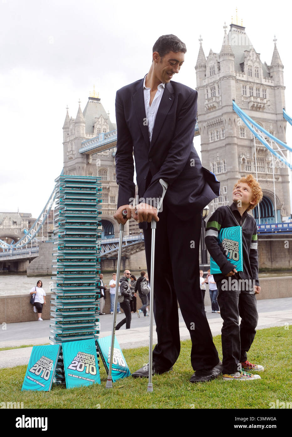 The World's Tallest Man, Sultan Kosen Of Turkey, Poses With Vanessa ...