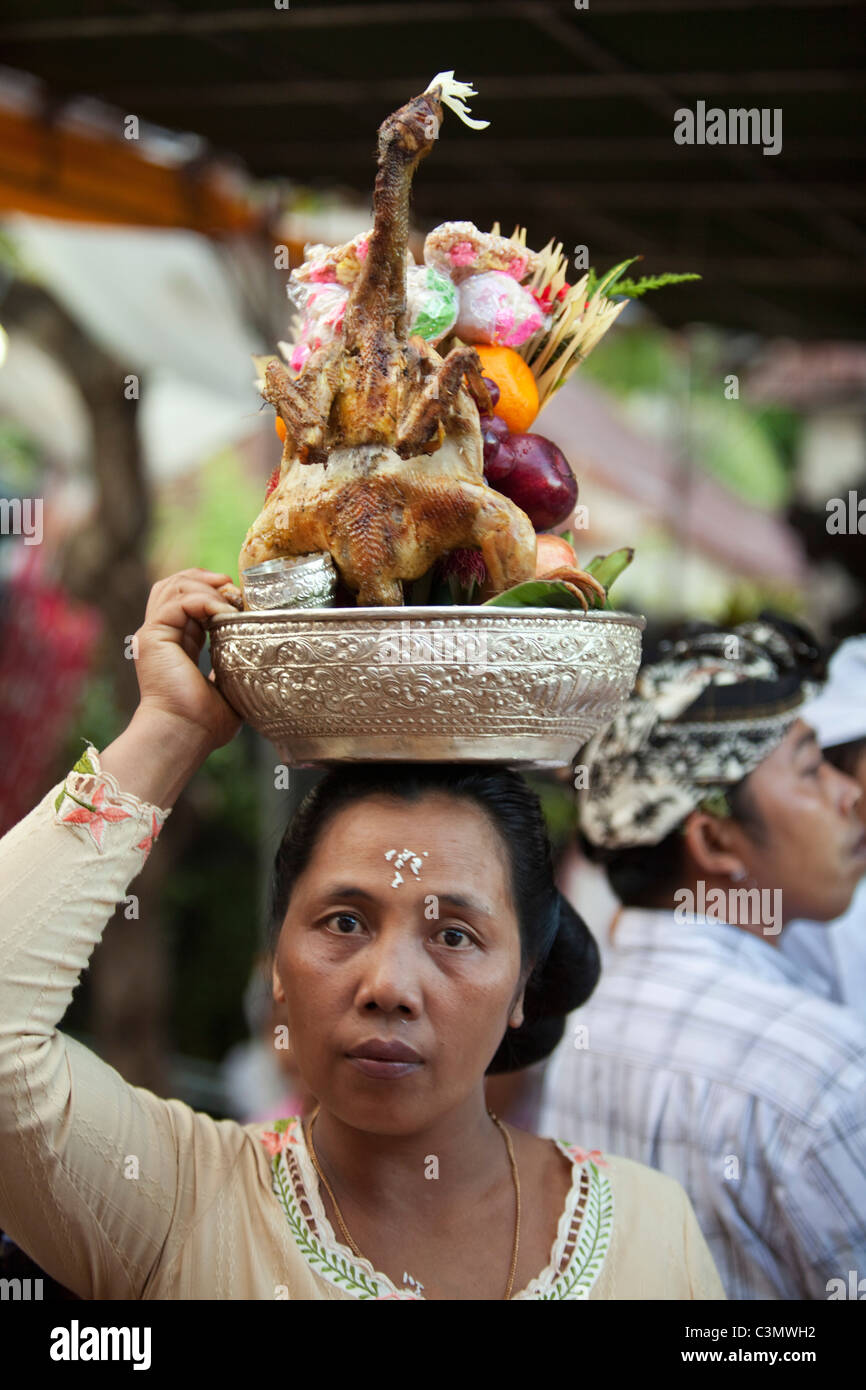 Indonesia, Island Bali, Tejakula village, Pura Maksan Temple. People carrying offerings before worshipping. Stock Photo