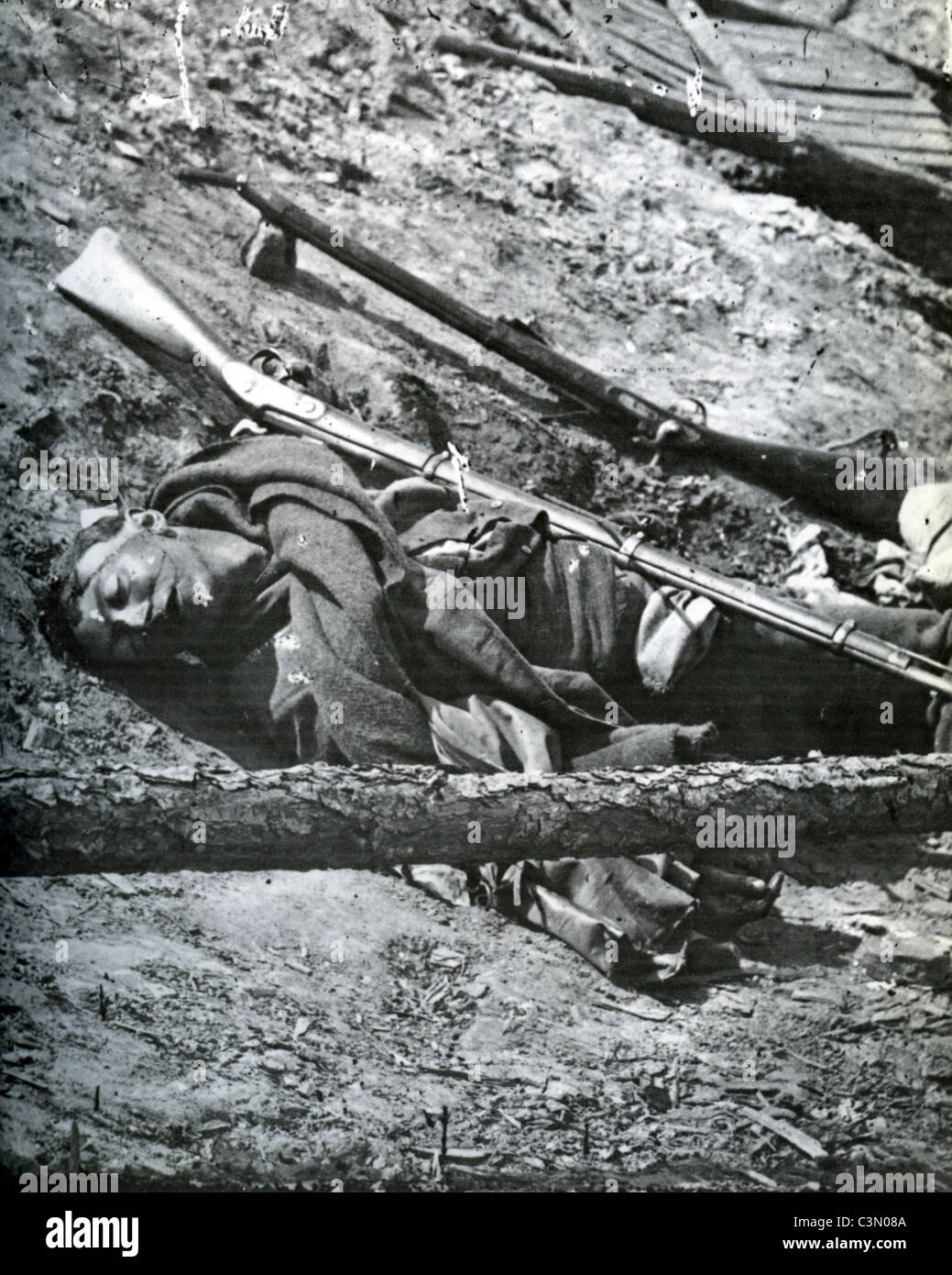 AMERICAN CIVIL WAR: Dead Confederate soldier at Petersburg in 1865 Stock Photo
