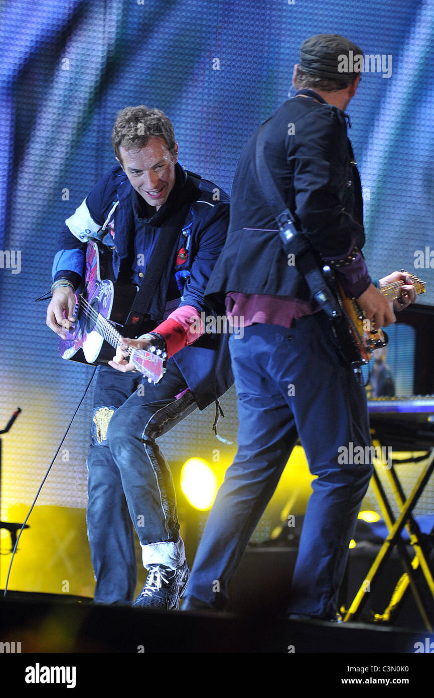 Coldplay Live at the Wembley Stadium promoting last year's album Viva La  Vida Or Death And All His Friends London, England Stock Photo - Alamy