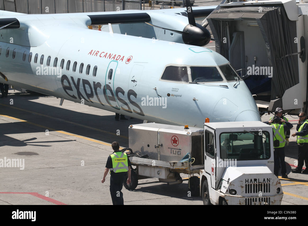 Air Canada workers prepping a plane for takeoff Stock Photo Alamy