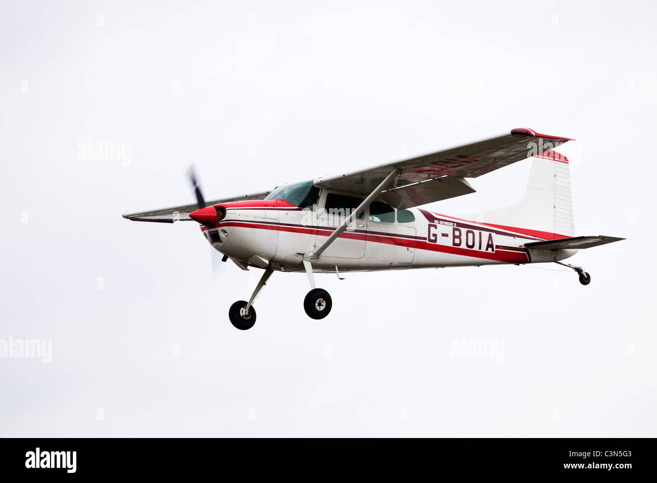 Cessna 180K Skywagon G-BOIA II in flight on final approach to land at Sandtoft Airfield Stock Photo
