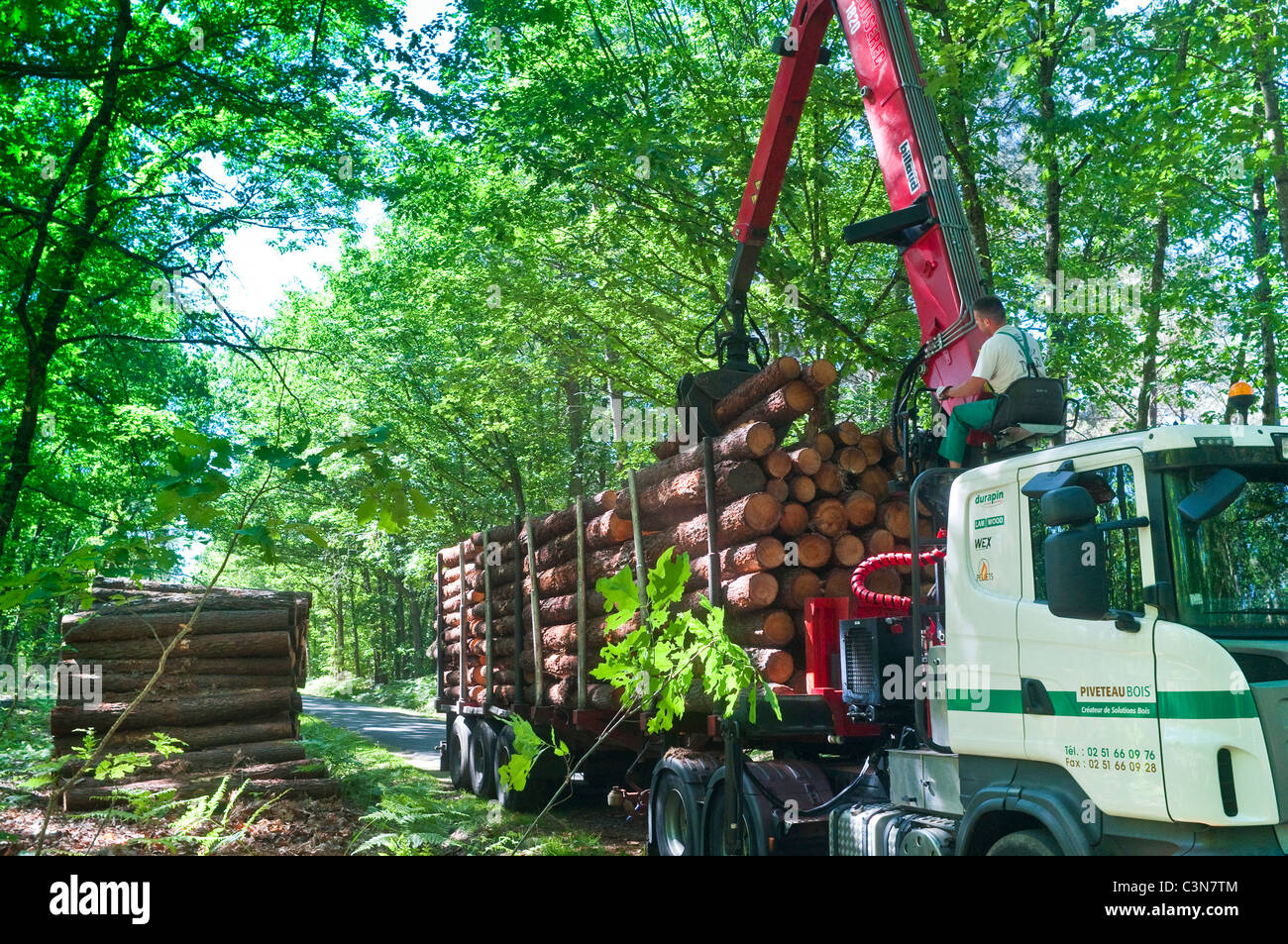 35 tonnes hi-res stock photography and images - Alamy