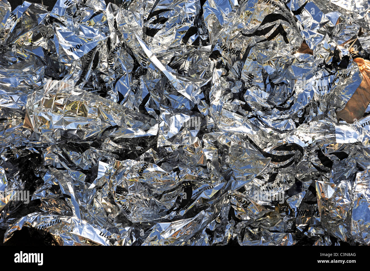 https://c8.alamy.com/comp/C3N8AG/brighton-marathon-2011-used-foil-wraps-lie-in-a-big-pile-at-the-finish-C3N8AG.jpg