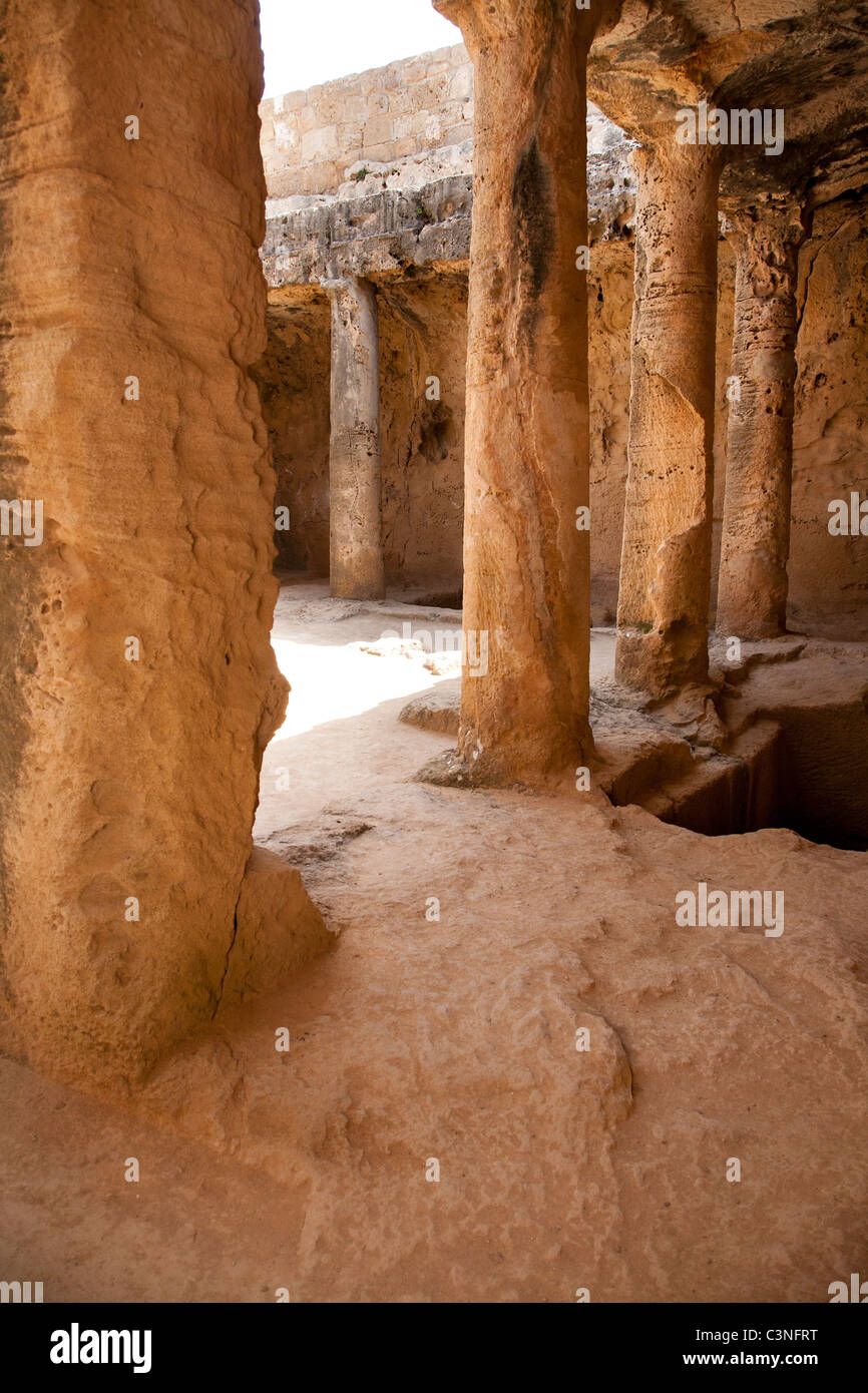Pillars tombs hi-res stock photography and images - Alamy