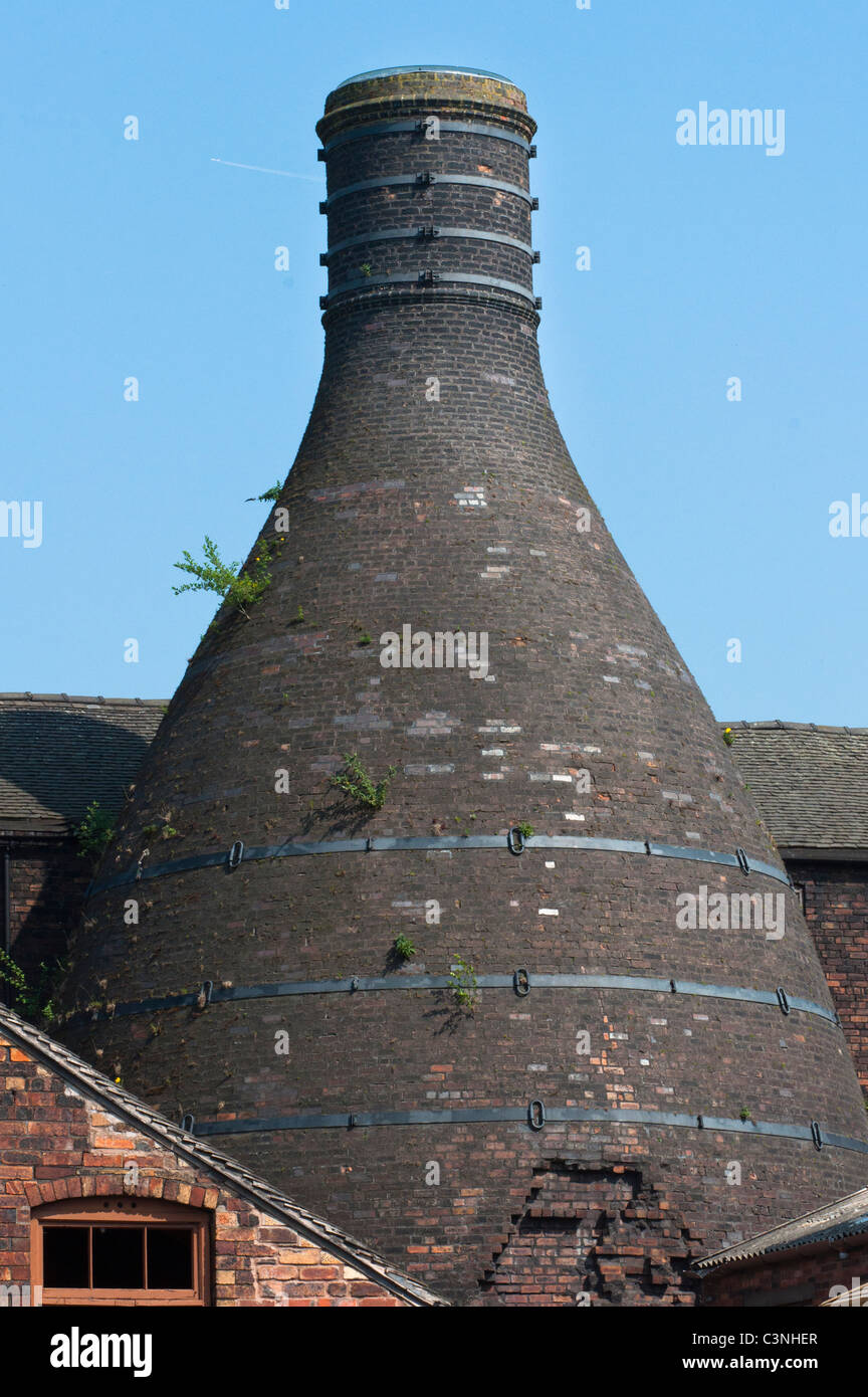 Middleport pottery factory Stoke-on-Trent, Staffs, showing a bottle oven or kiln also called a potbank next to the canal. UK Stock Photo