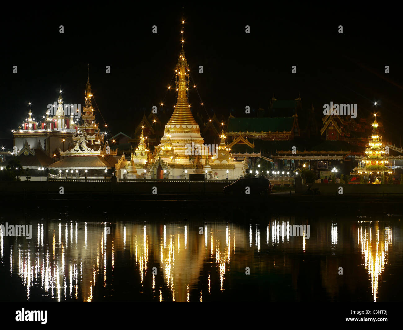 The Shan/Burmese style Wat Jong Klang temple reflected in the Nong Jong Kham pond in Mae Hong Son City, Northern Thailand. Stock Photo