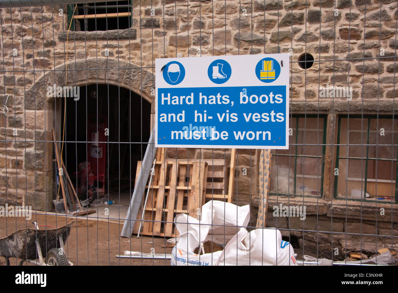 Hard hat Zone sign on protective fence at building site Stock Photo Alamy