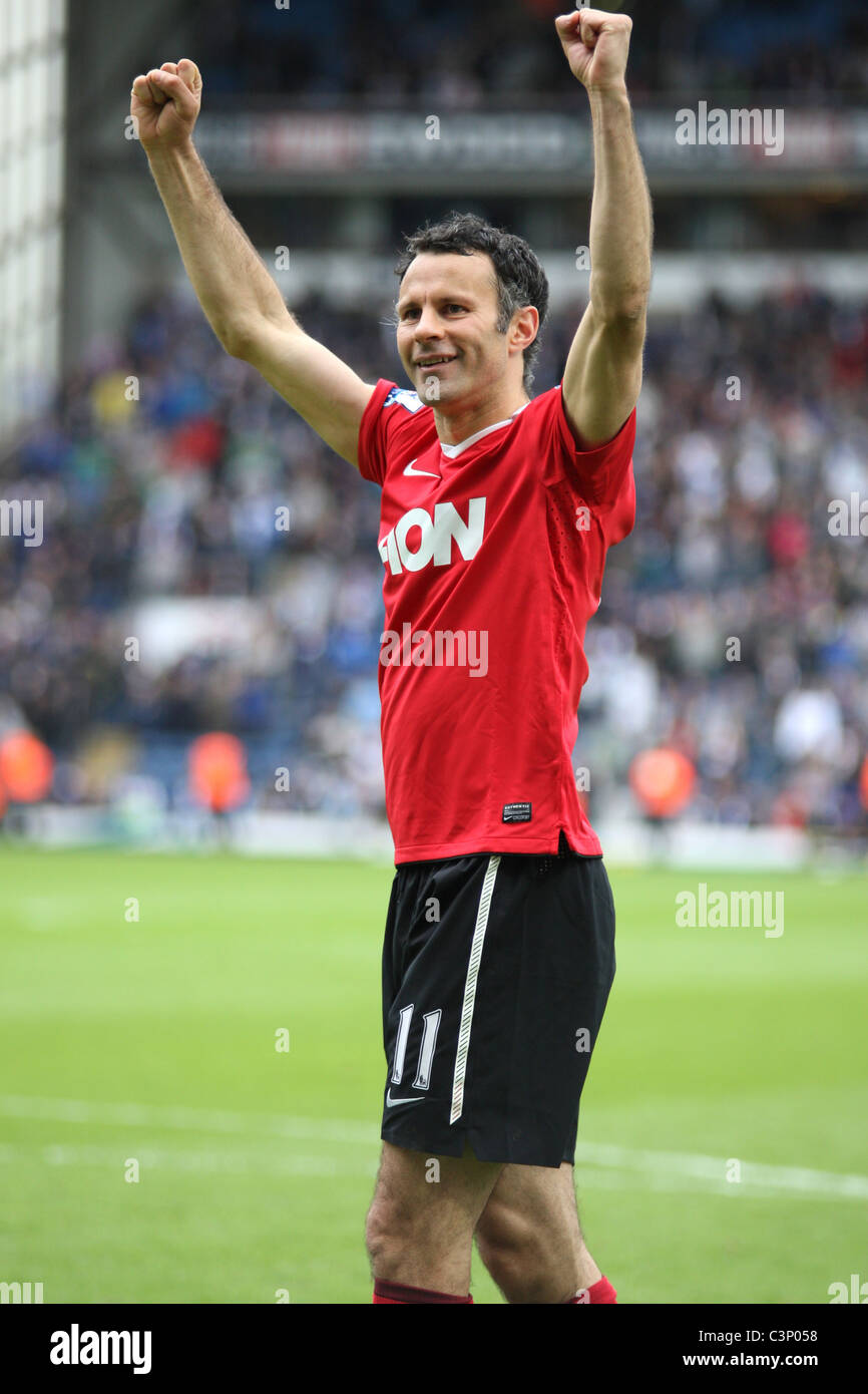 Ryan Giggs of Manchester United celebrates winning a 12th Premier League title after a draw at Ewood Park vs Blackburn Rovers Stock Photo
