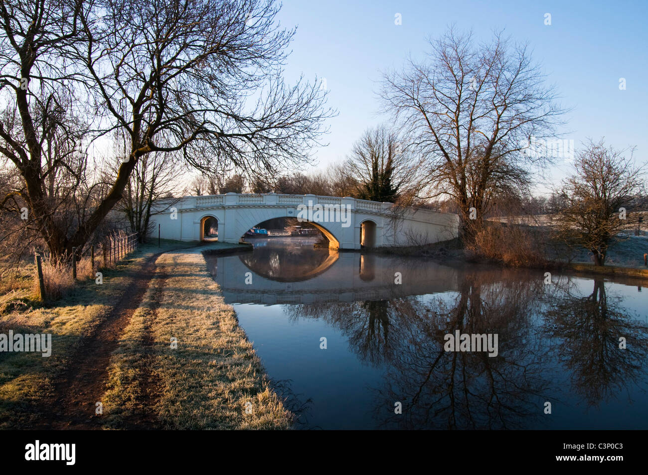 Grove Bridge over the Grand Union Canal Stock Photo