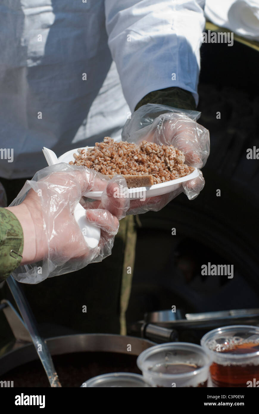 A Russian army cook give the army food during a celebration of Victory day  in Moscow Stock Photo - Alamy, image size:870x1390