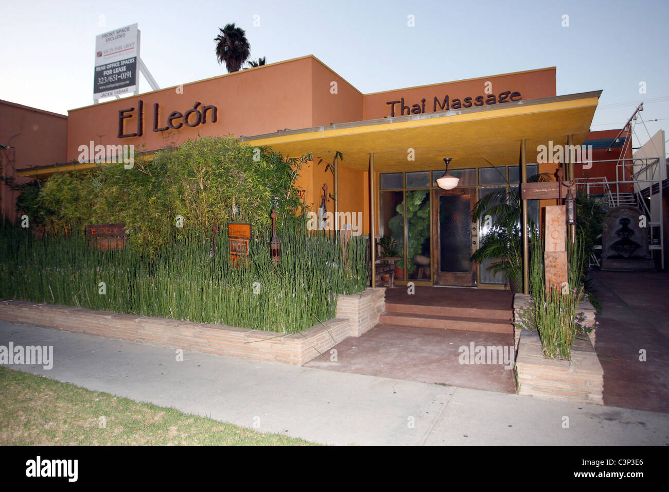 Halle Berry leaving the El Leon Thai Massage West Hollywood, California -  21.09.09 Stock Photo - Alamy