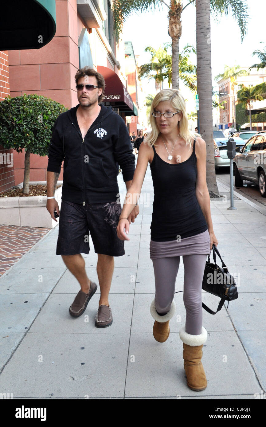 Tori Spelling and husband Dean McDermott leaving a medical building in Beverly Hills Los Angeles, California - 21.09.09 Stock Photo