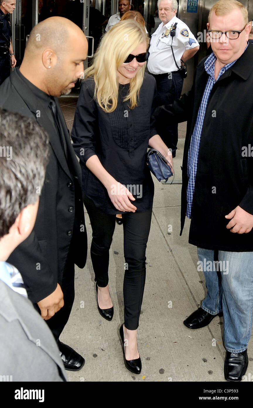 Kirsten Dunst leaving New York City Supreme Court after testifying against a man accused of stealing possessions from her New Stock Photo