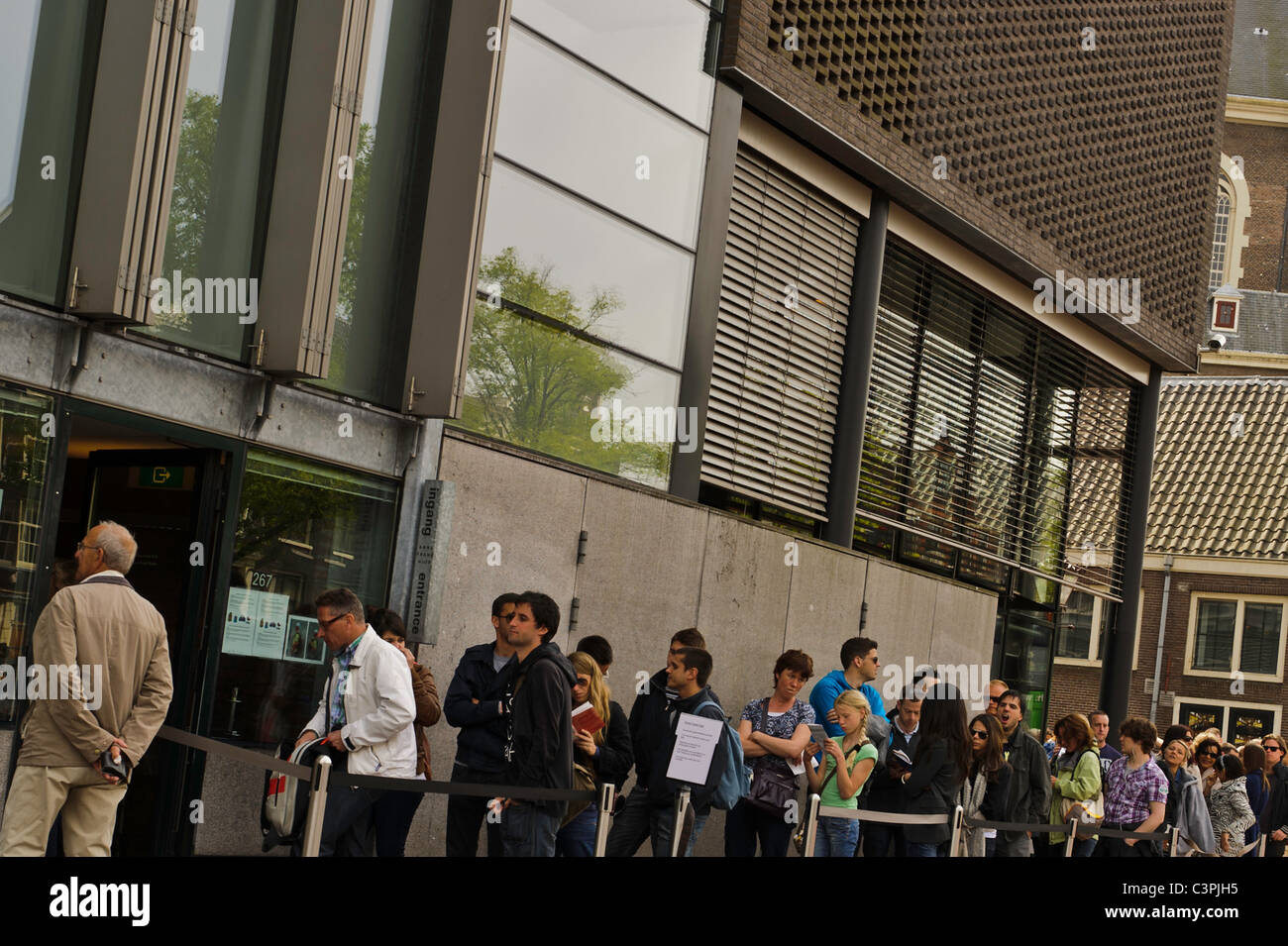 Visitors queuing outside the Anne Frank house in Amsterdam Stock Photo