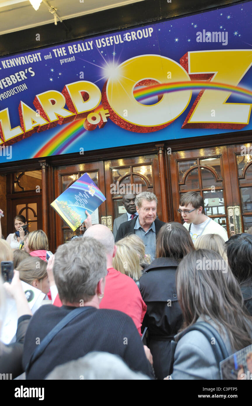 Michael Crawford signing autographs Wizard of OZ London Palladium theatre Stock Photo