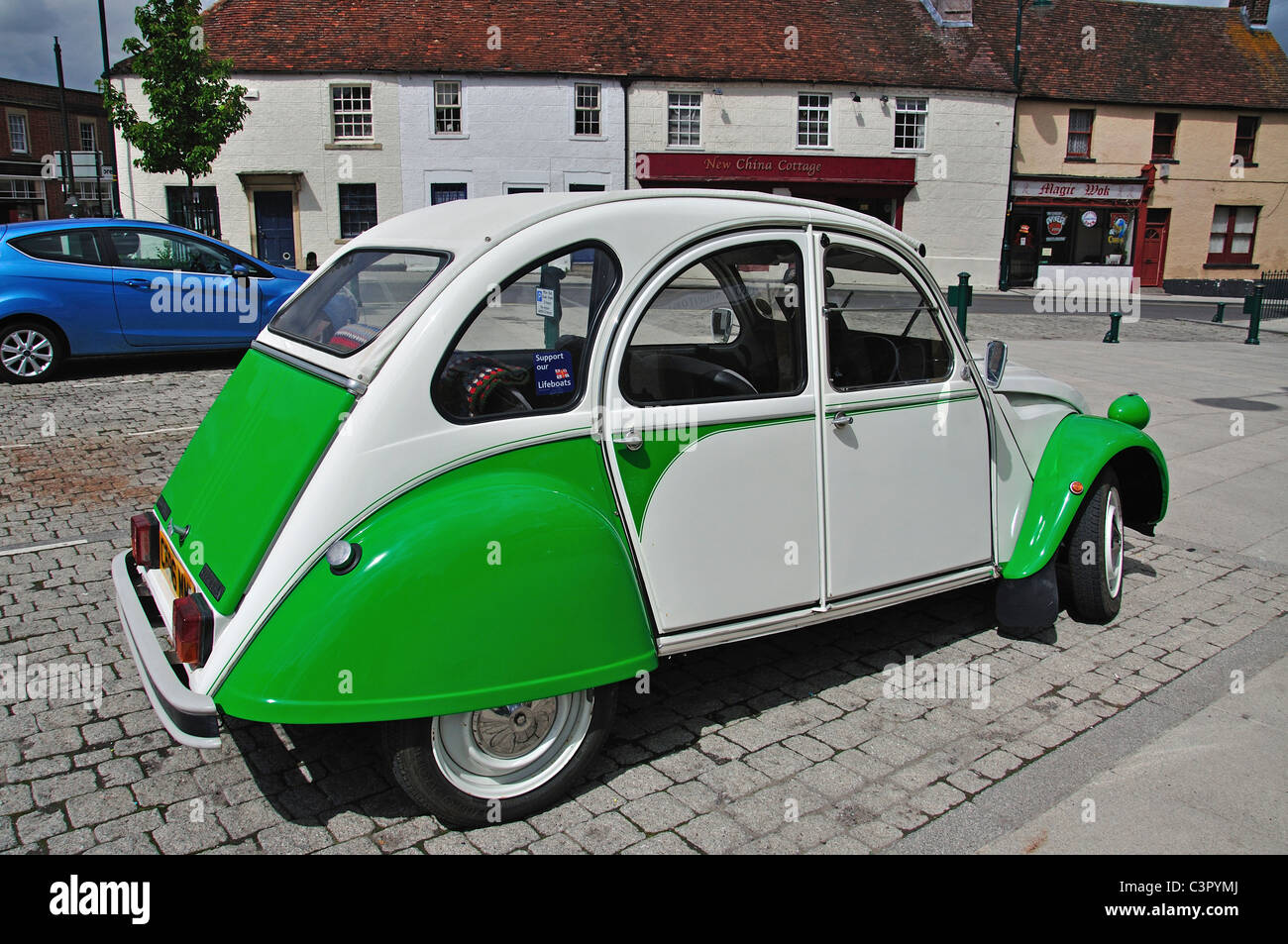 Green 2cv hi-res stock photography and images - Alamy